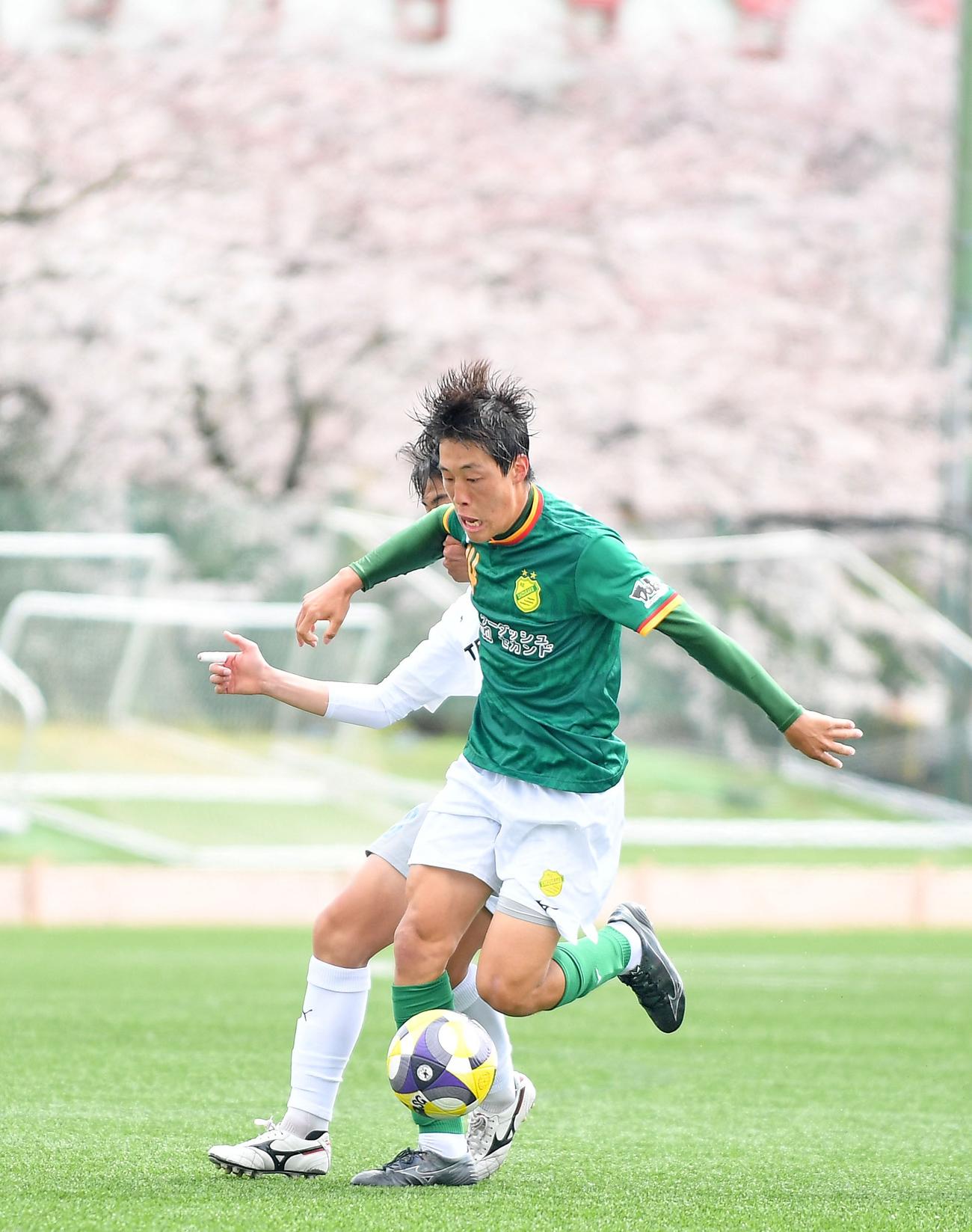 果敢にドリブルを仕掛ける静岡学園FW佐々木