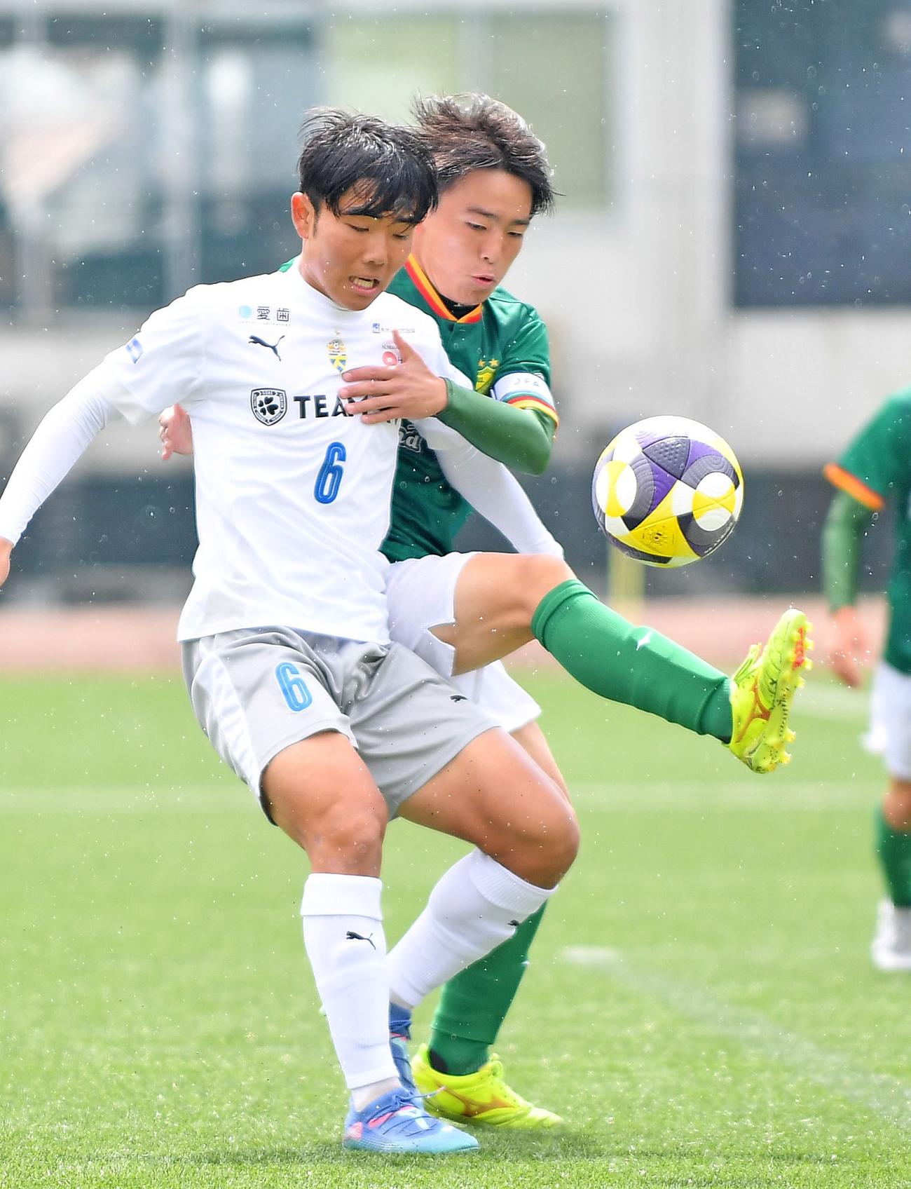 大津戦で相手と競り合う静岡学園・篠塚主将（右）