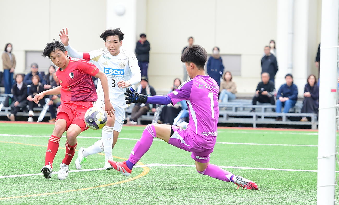 松本U－18戦の前半、右足で先制点を決める新潟明訓・鈴木快（左）（撮影・小林忠）