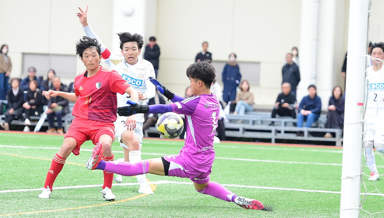 右足で先制点を決める新潟明訓・鈴木快（左）（撮影・小林忠）