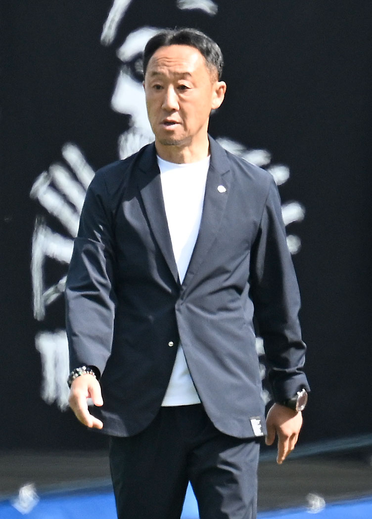 J1　町田対川崎F　前半、戦況を見る町田の黒田監督（撮影・千葉一成）