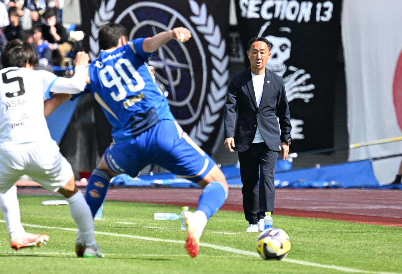 J1　町田対川崎F　前半、戦況を見る町田の黒田監督（右）（撮影・千葉一成）
