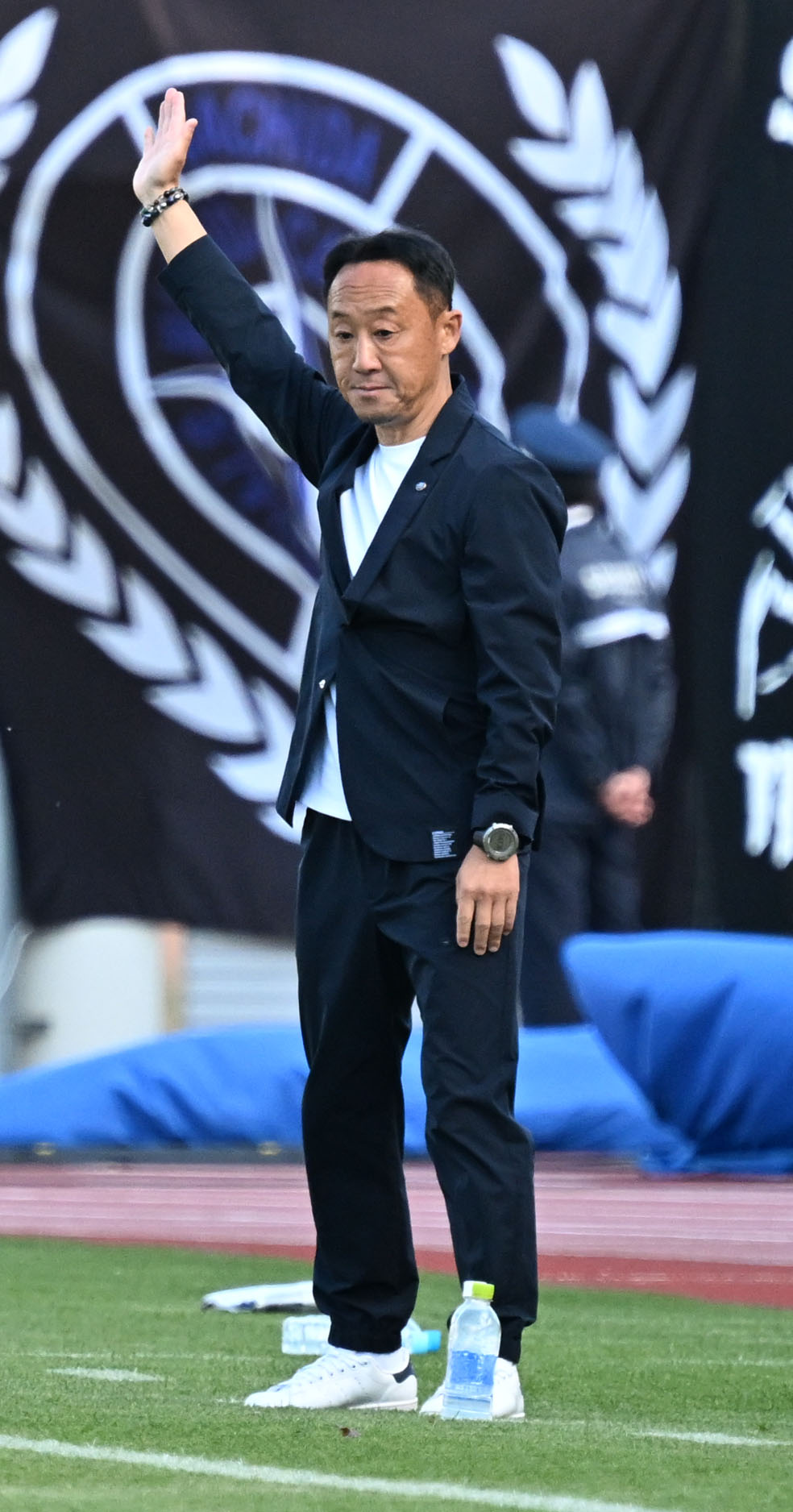 J1　町田対川崎F　選手交代告げる町田の黒田監督（撮影・千葉一成）