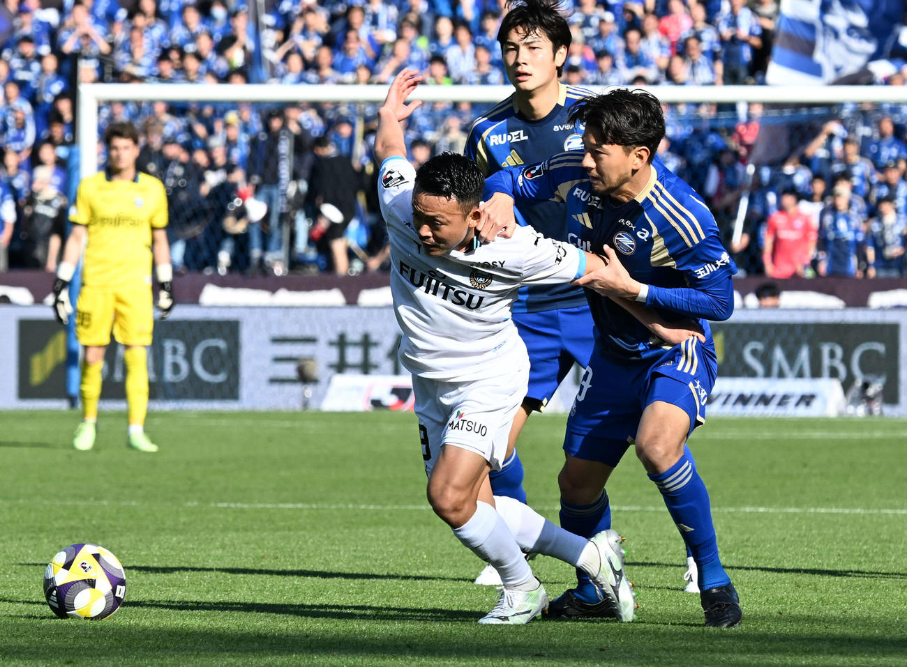 町田対川崎F　後半、ボールを奪い合う川崎F河原（左）と町田白崎（撮影・千葉一成）