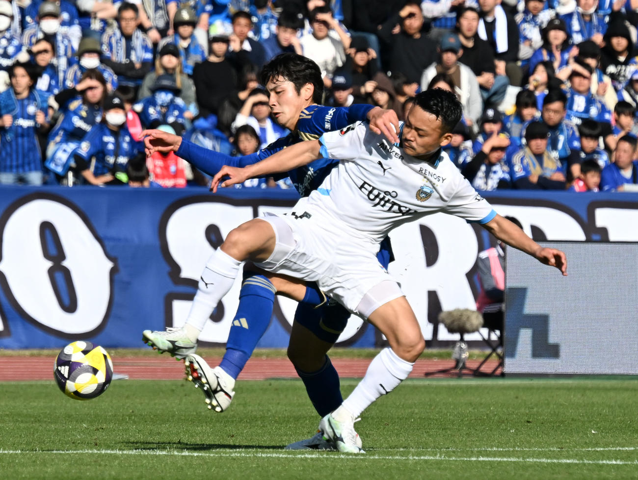 町田対川崎F　後半、ボールを奪い合う町田桑山と川崎F河原（撮影・千葉一成）