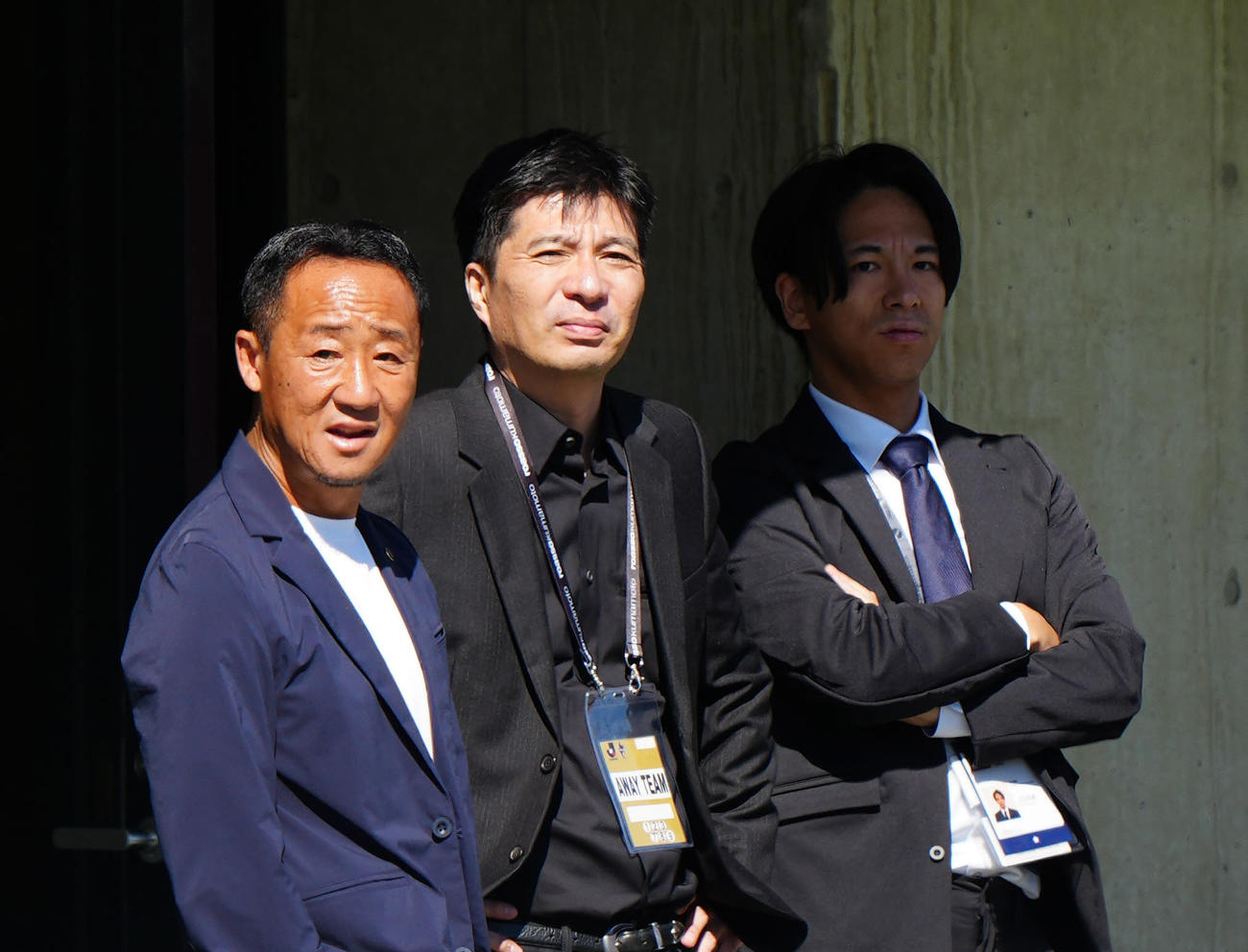 町田黒田監督（左）と藤田社長（中央）＝2023年10月22日