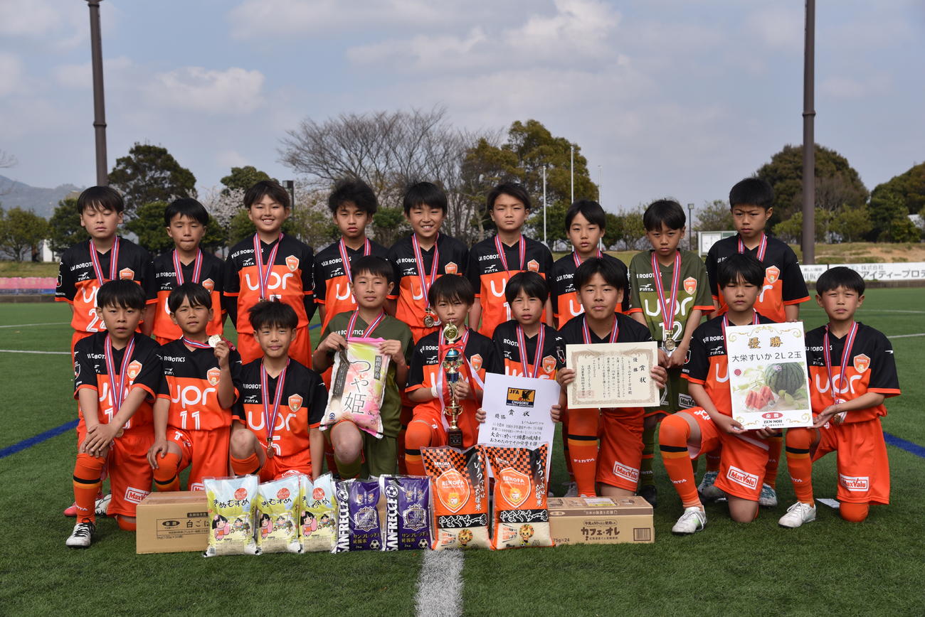 ２年連続３度目の優勝を飾ったレノファ山口ＦＣイレブン