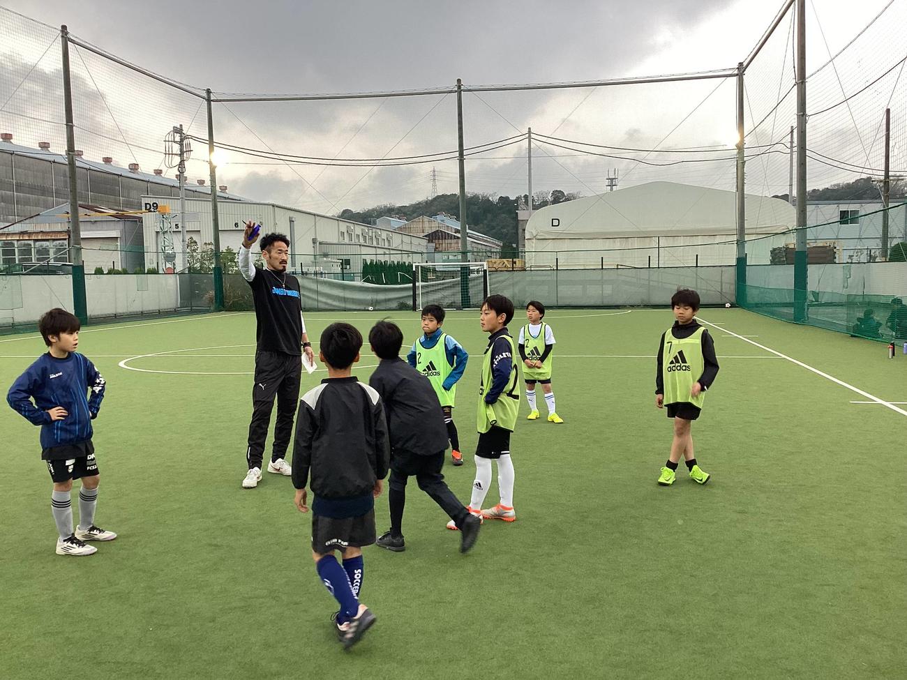 ジャンボ大久保ストライカースクールで子供たちを指導するFIFTY CLUBのFW大久保哲哉