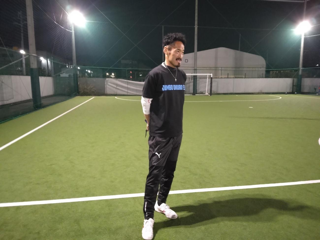 ジャンボ大久保ストライカースクールで子供たちに熱視線を送るFIFTY CLUBのFW大久保哲哉