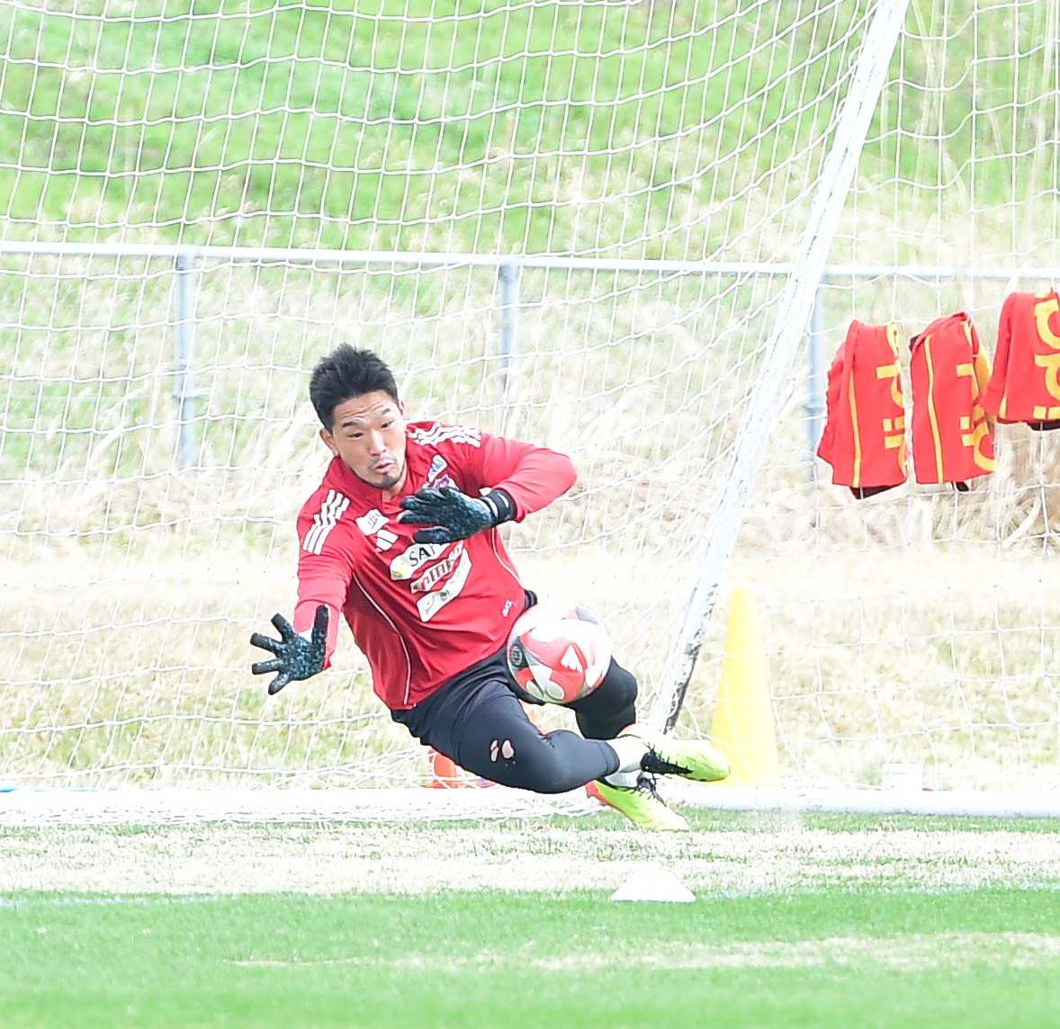 J3松本戦前日練習でボールに反応する新潟・吉満（撮影・小林忠）