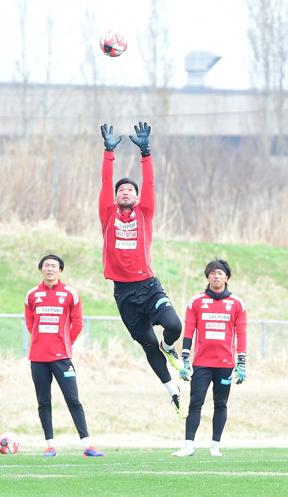J3松本戦前日練習でボールに飛びつく新潟・吉満（中央）（撮影・小林忠）