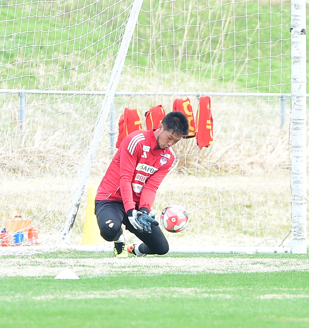 J3松本戦前日練習でボールに反応する新潟・吉満（撮影・小林忠）