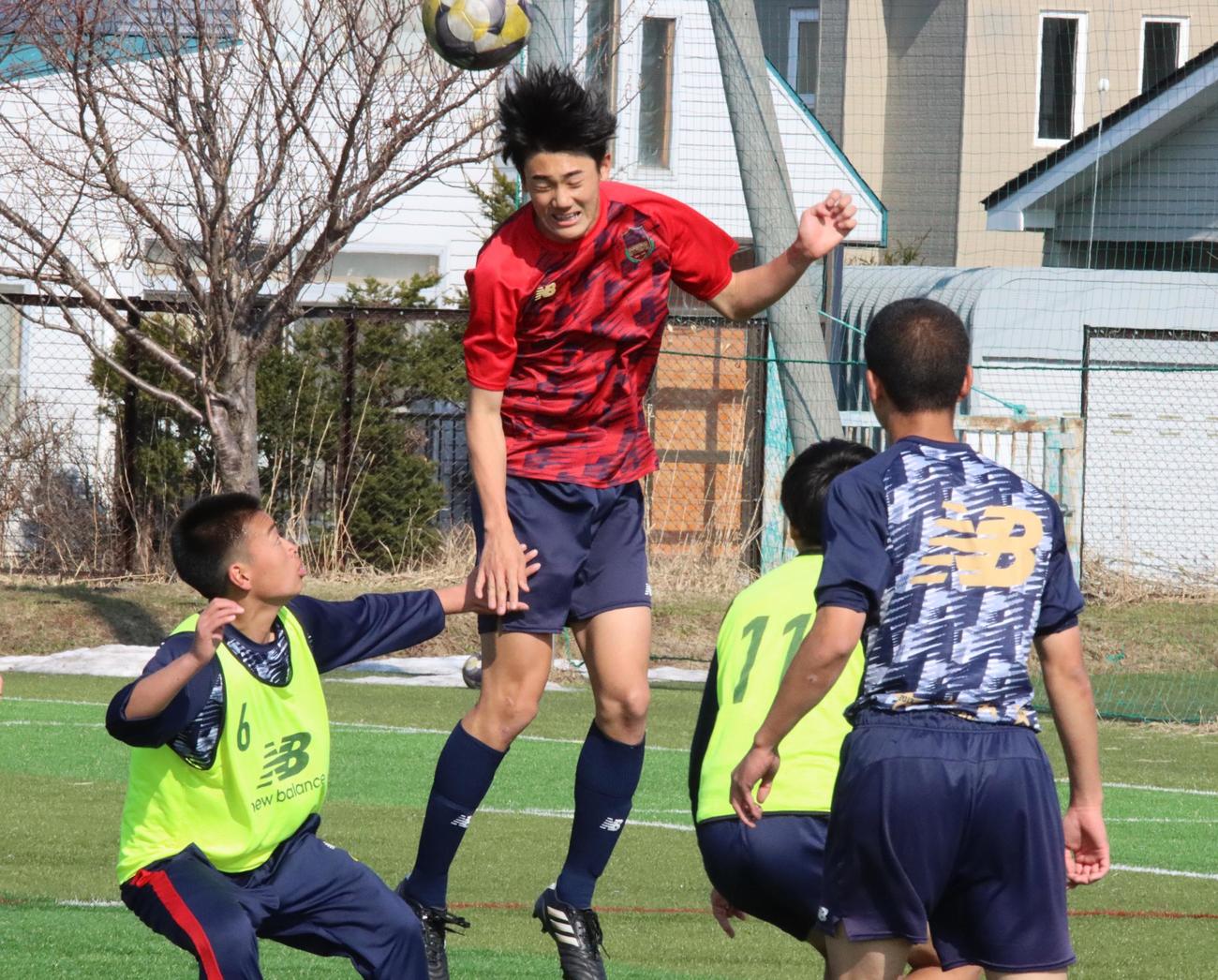 ミニゲーム中にヘディングする札幌大谷高・大石（左から2人目）（撮影・保坂果那）