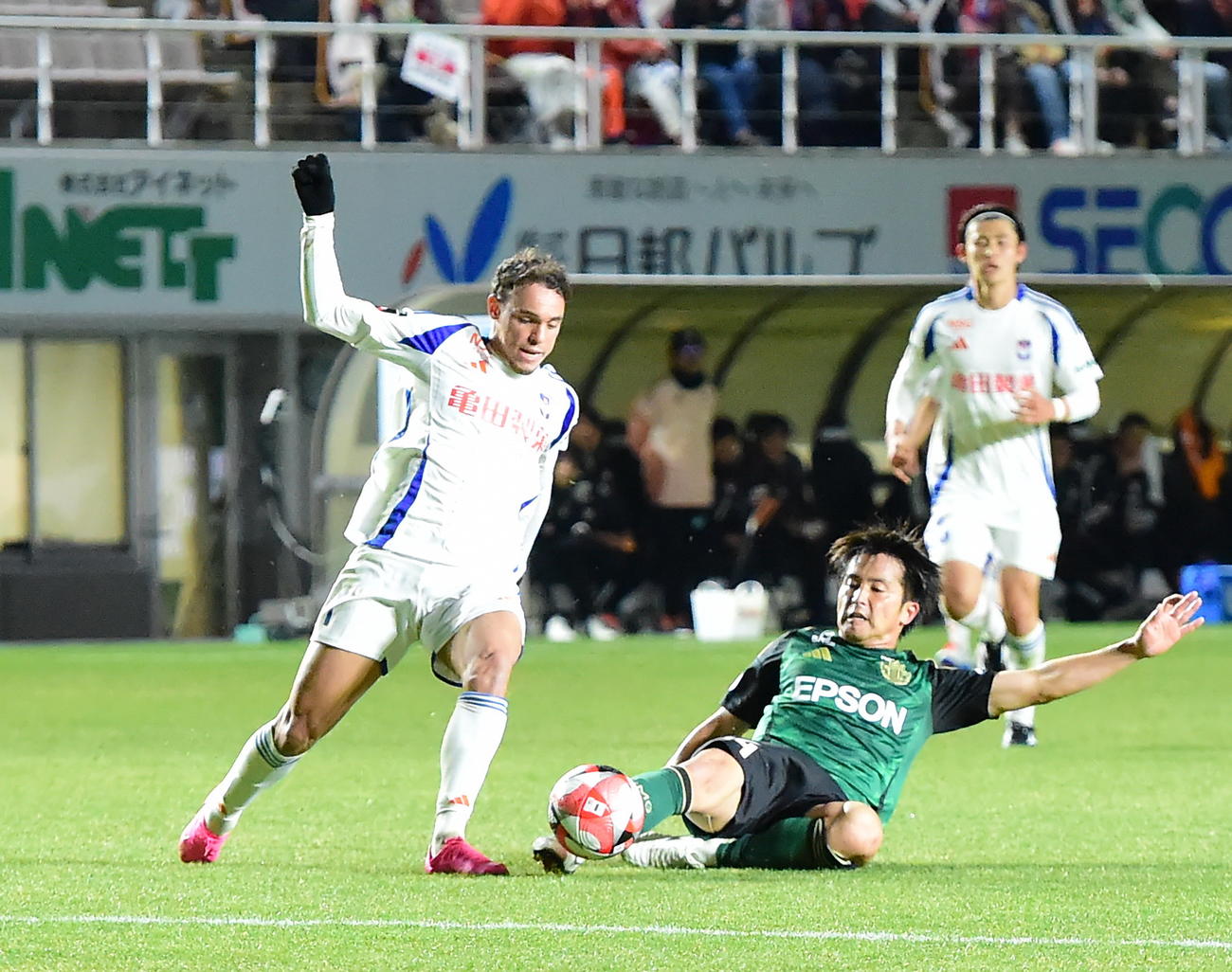 1－0の前半、ドリブル突破を狙う新潟・ダニーロ・ゴメス（左）（撮影・小林忠）