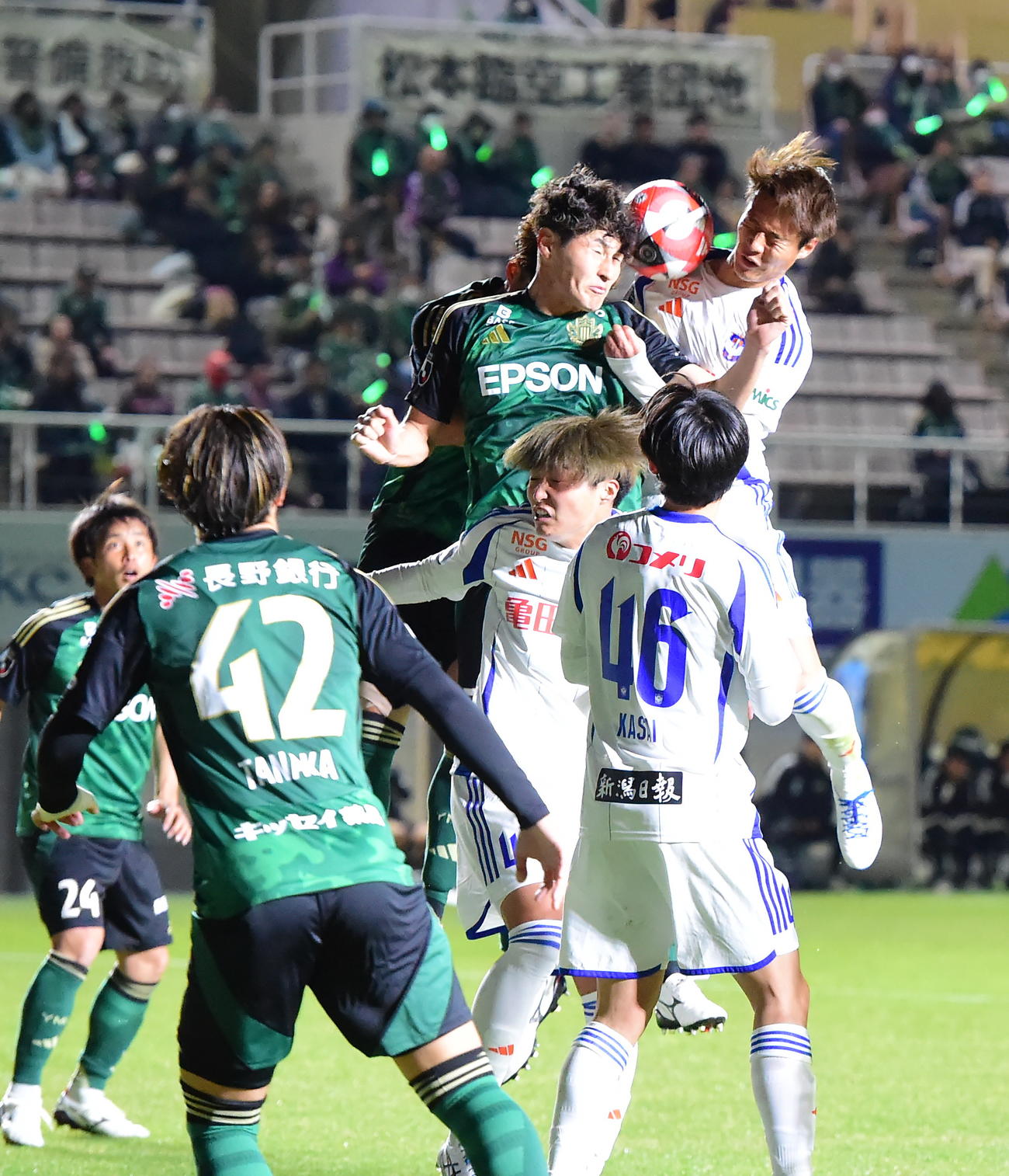 ヘディングでゴールを狙う新潟・落合（右奥）（撮影・小林忠）