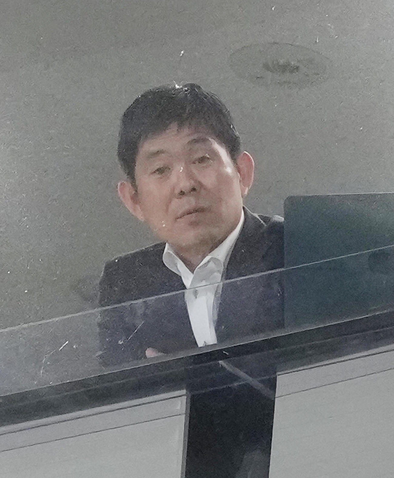 川崎F対横浜　スタンドから試合を視察する日本代表の森保監督（撮影・足立雅史）