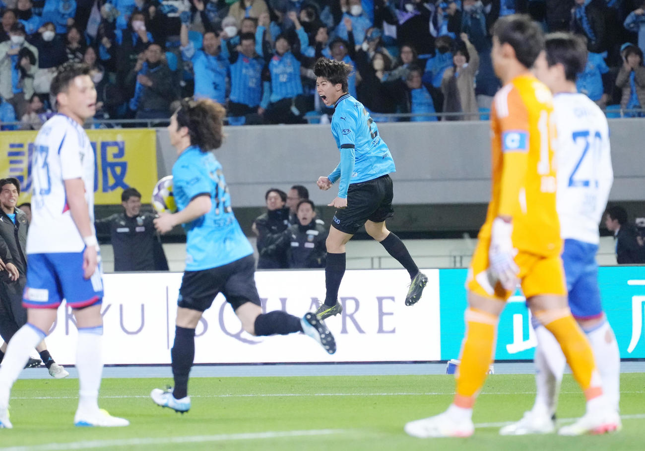川崎F対横浜　後半追加タイム、ゴールを決め喜ぶ川崎F高井（中央右）（撮影・足立雅史）
