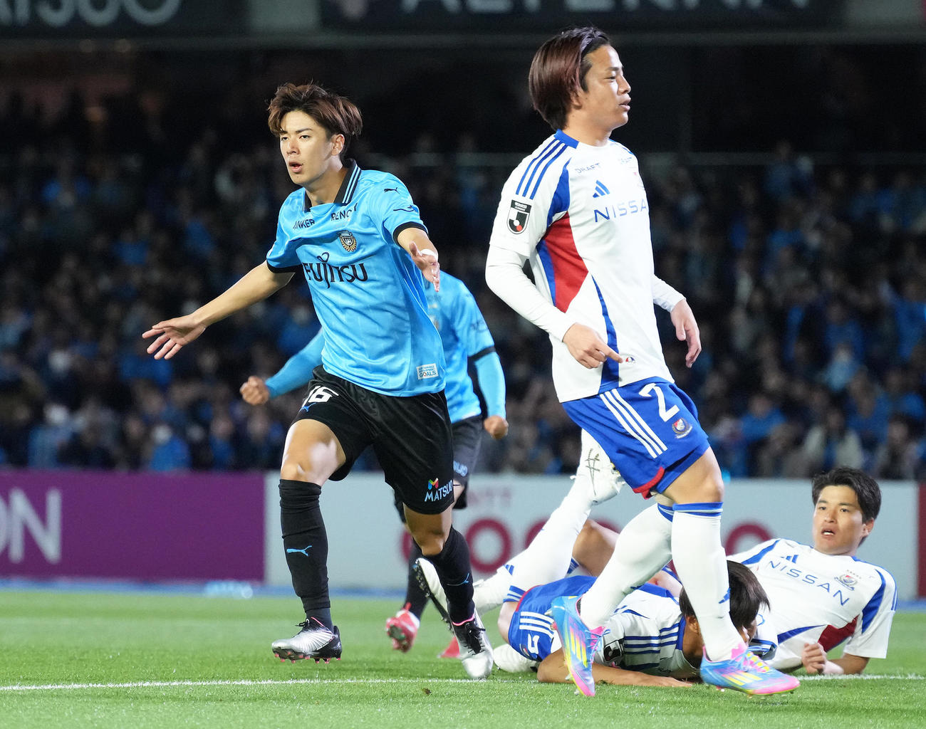 川崎F対横浜　前半、ゴールを決め喜ぶ川崎F大関（左）（撮影・足立雅史）