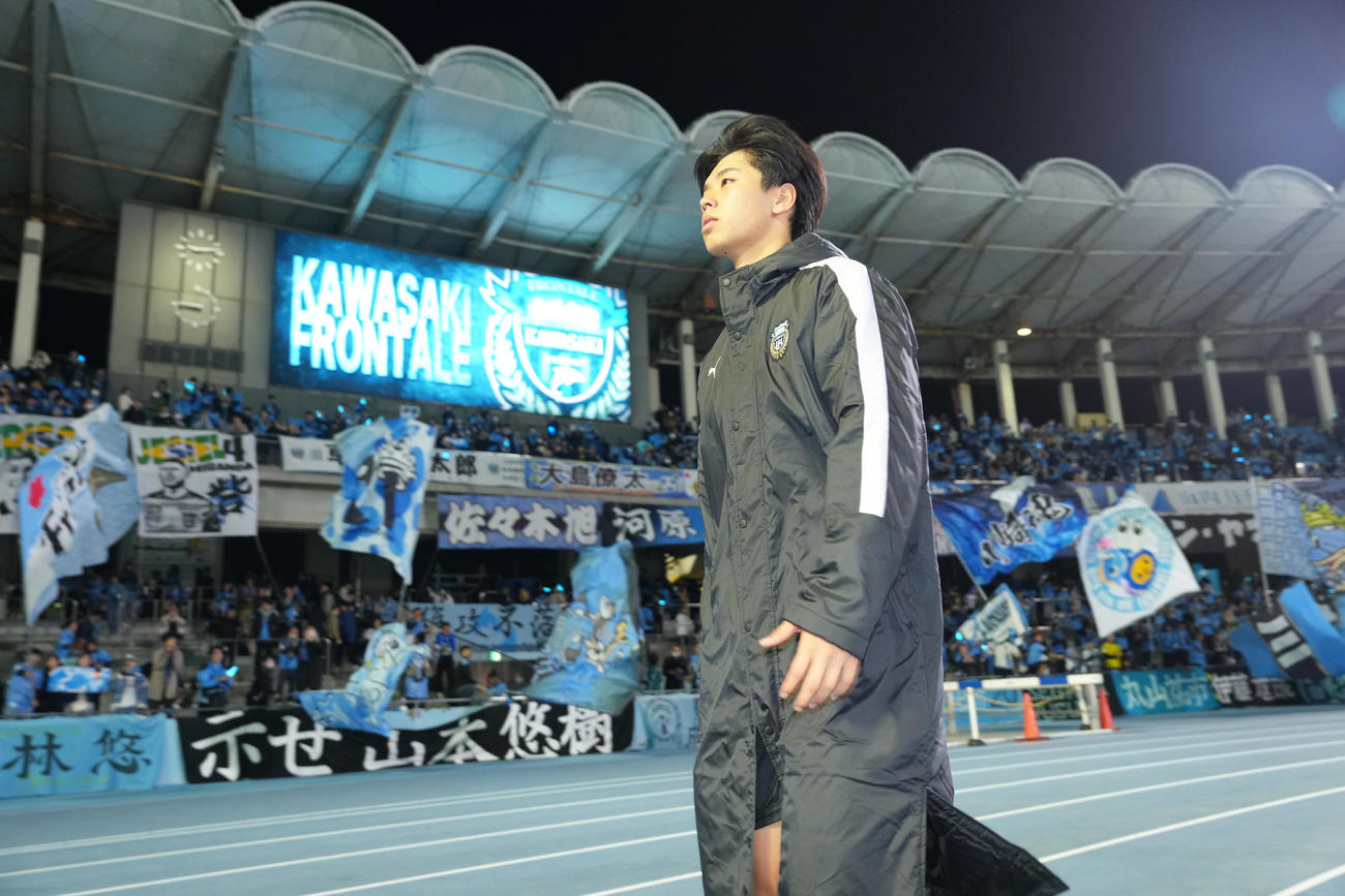 川崎F対横浜　引き分けに終わり、引き揚げる川崎F高井（撮影・足立雅史）