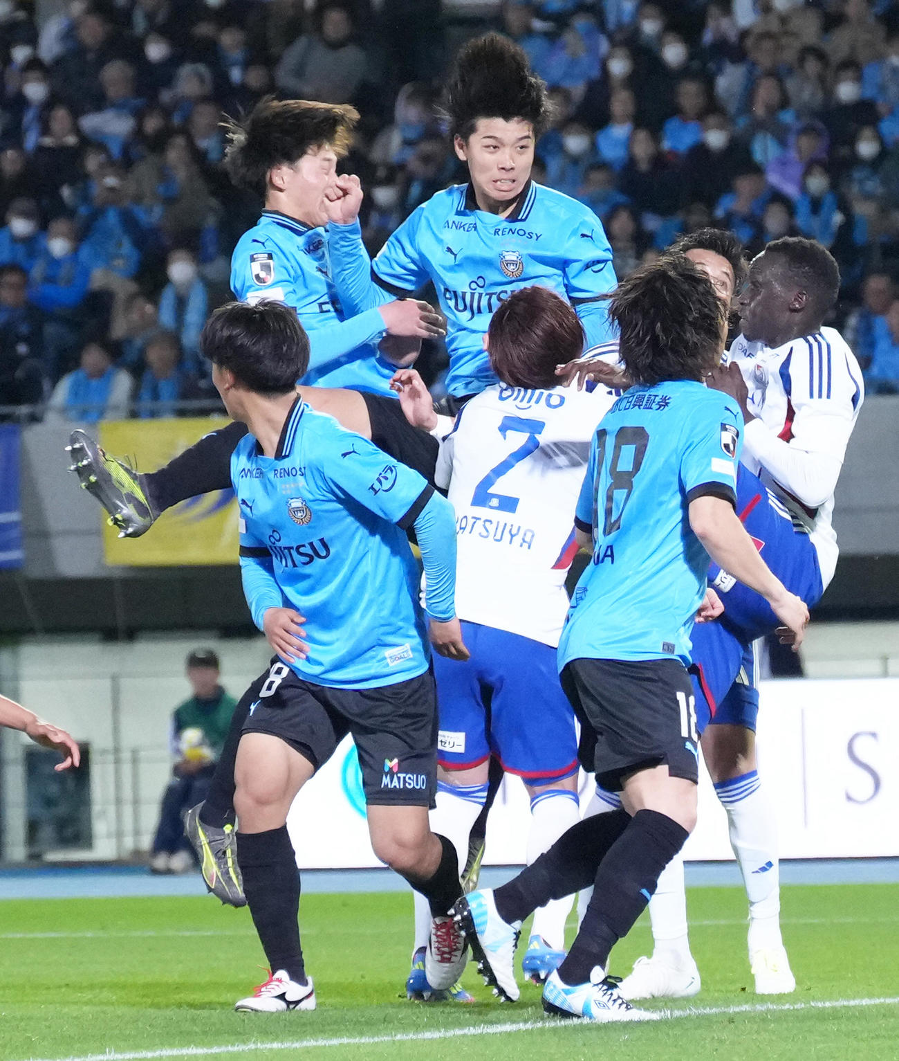 川崎F対横浜　後半追加タイム、ヘディングでゴールを決める川崎F高井（後方中央）（撮影・足立雅史）