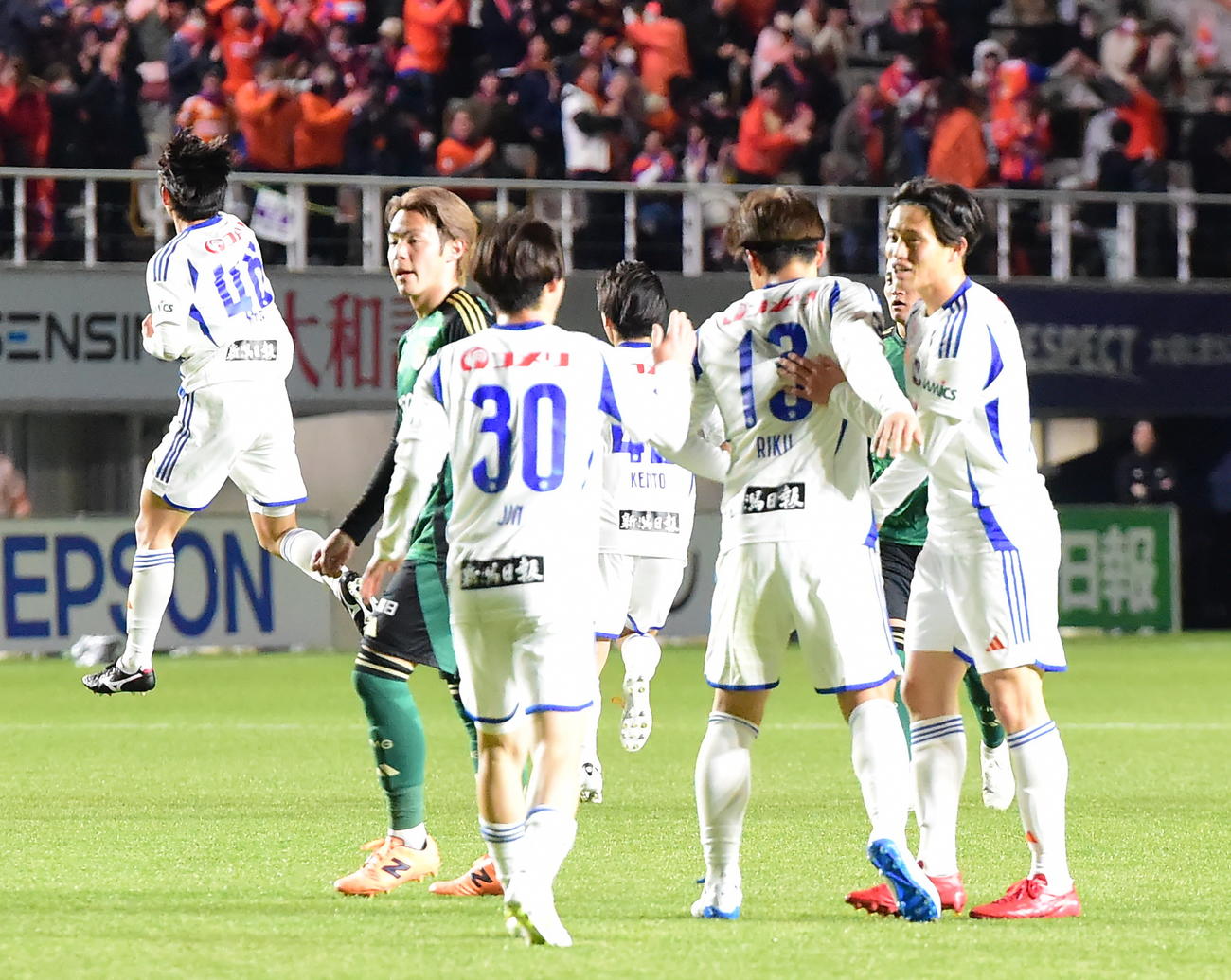 前半19分に先制点を決め飛び上がって喜ぶ新潟・笠井（左）（撮影・小林忠）
