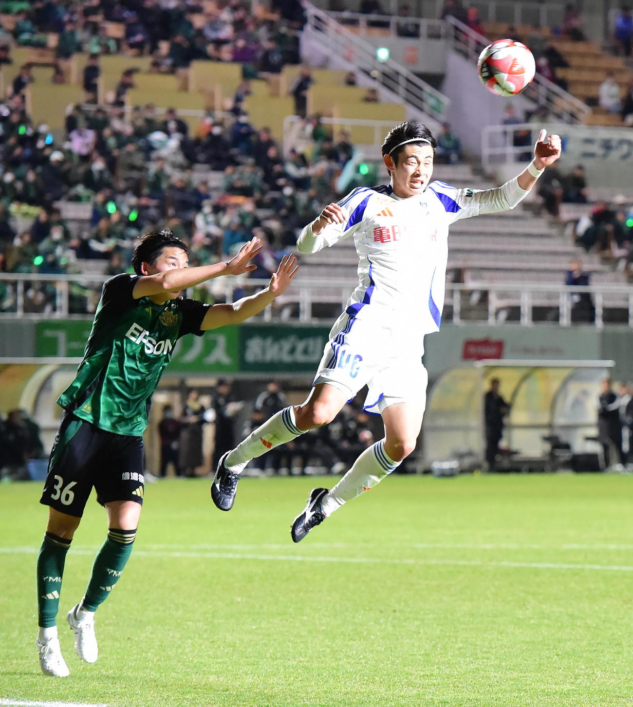 1－0の前半、ヘディングで追加点を狙う新潟・笠井（右）（撮影・小林忠）