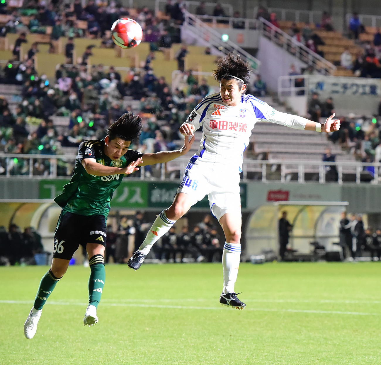 1－0の前半、ヘディングで追加点を狙う新潟・笠井（右）（撮影・小林忠）