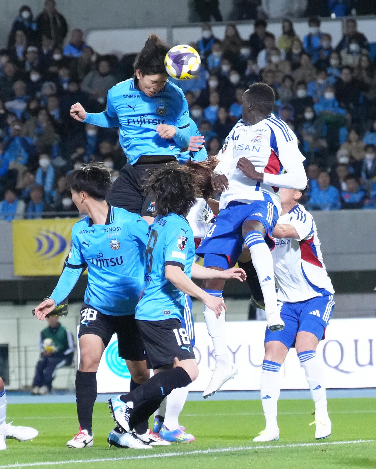 川崎F対横浜　後半追加タイム、ヘディングでゴールを決める川崎F高井（左）（撮影・足立雅史）
