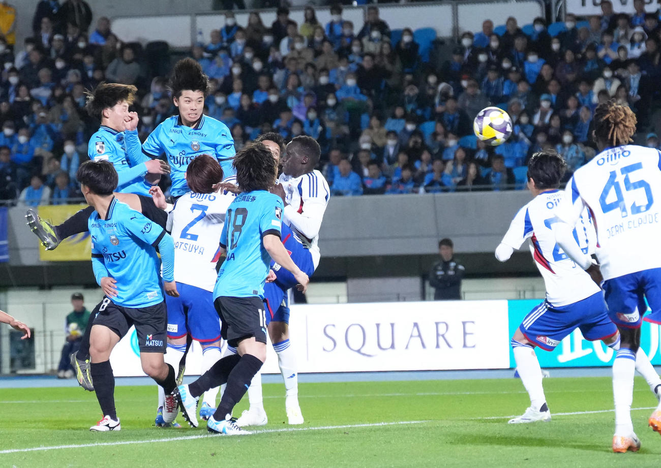 川崎F対横浜　後半追加タイム、ヘディングでゴールを決める川崎F高井（左から2人目）（撮影・足立雅史）