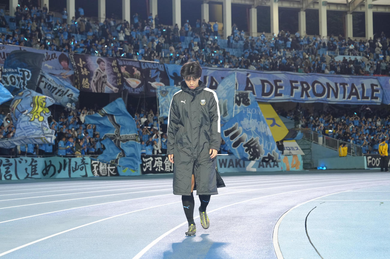 川崎F対横浜　引き分けに終わり、うつむきながら引き揚げる川崎F高井（撮影・足立雅史）