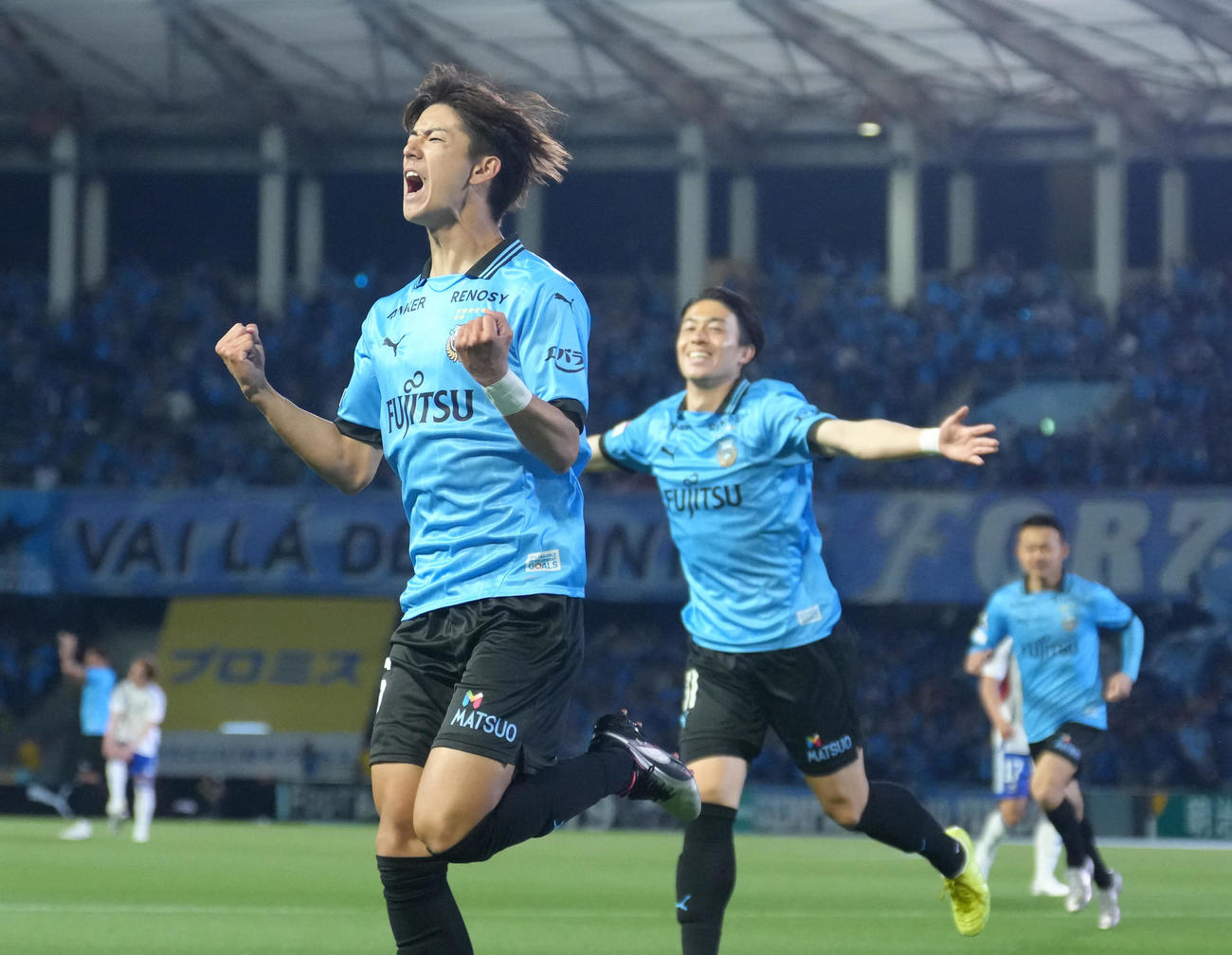 川崎F対横浜　前半、ゴールを決め喜ぶ川崎F大関（左）（撮影・足立雅史）