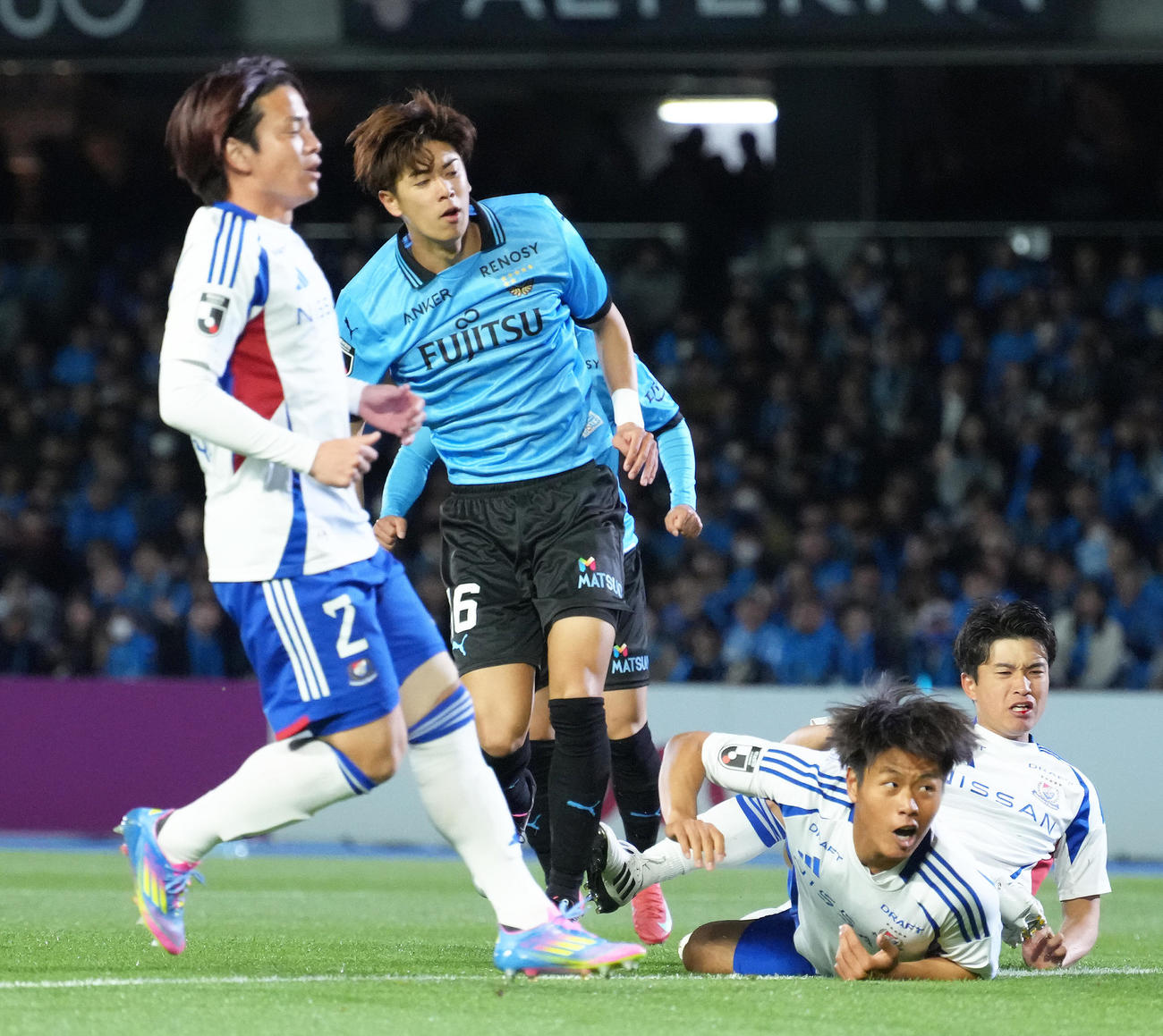 川崎F対横浜　前半、ゴールを決めた川崎F大関（左から2人目）（撮影・足立雅史）