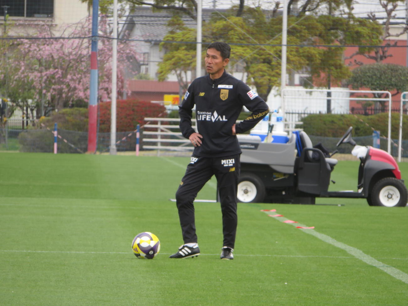 J1第10節柏レイソル戦に向けて調整したFC東京松橋力蔵監督（撮影・佐藤成）