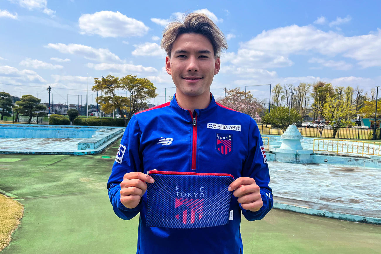 FC東京－柏レイソル戦で来場者先着2万人に配布されるオリジナルメッシュポーチ（FC東京提供）