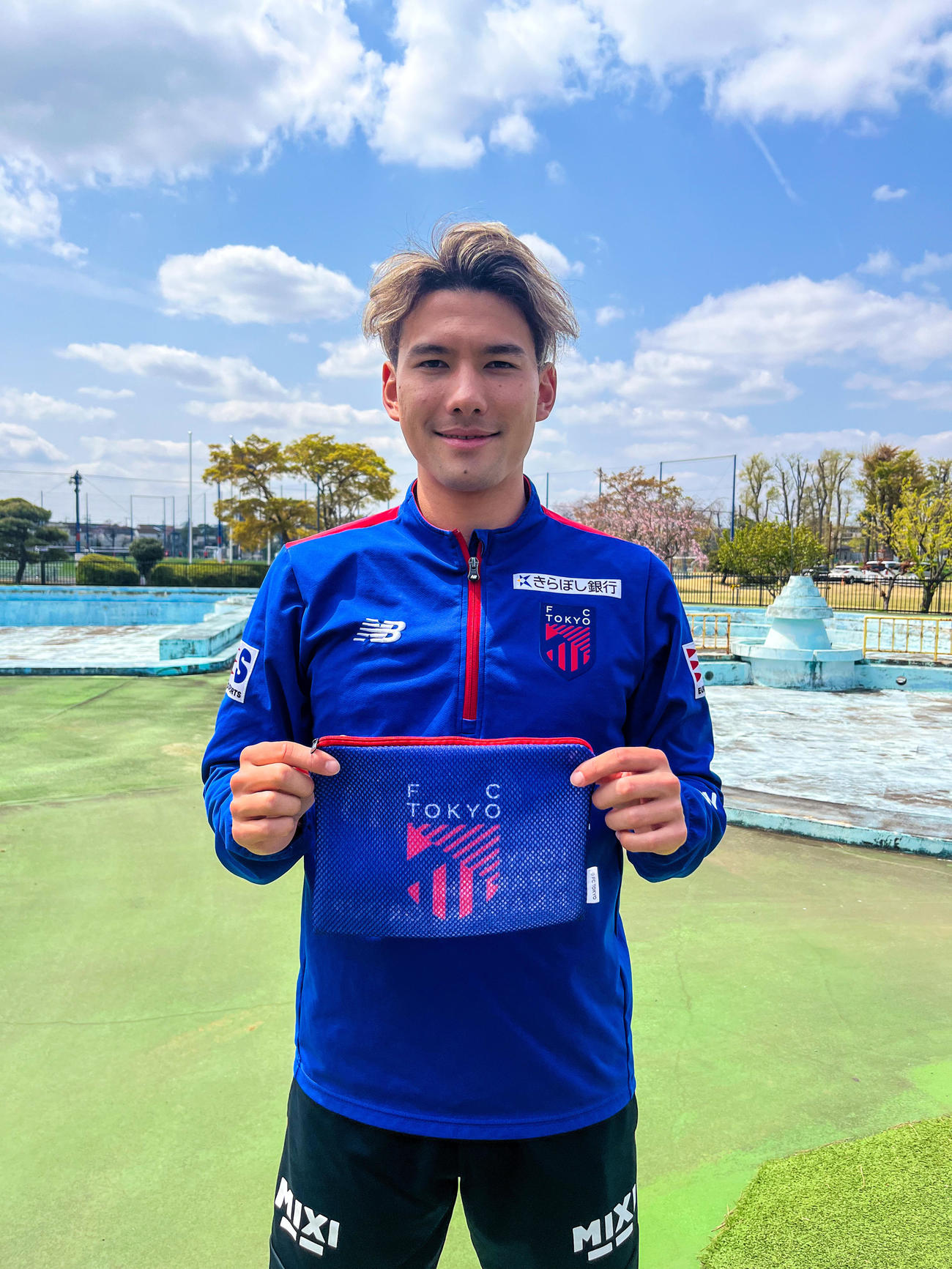 FC東京－柏レイソル戦で来場者先着2万人に配布されるオリジナルメッシュポーチ（FC東京提供）