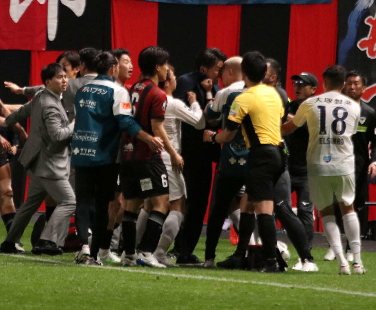 5日徳島戦で相手選手と額を突き合わせる札幌岩政監督（中央）＝25年4月5日