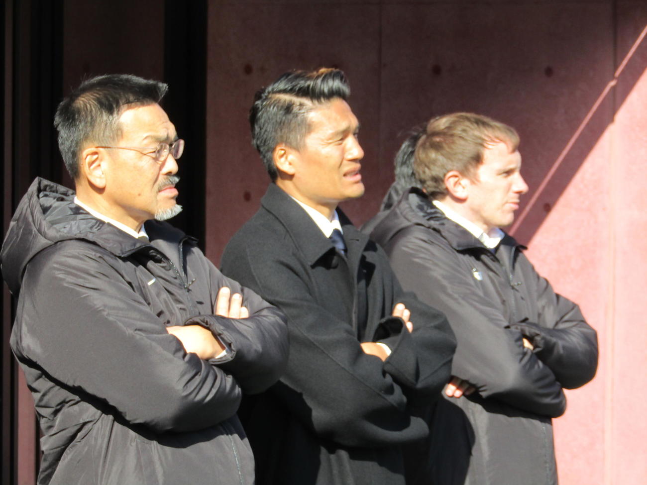 C大阪チーム統括部長を退任した梶野智氏（左端）（25年1月9日撮影）