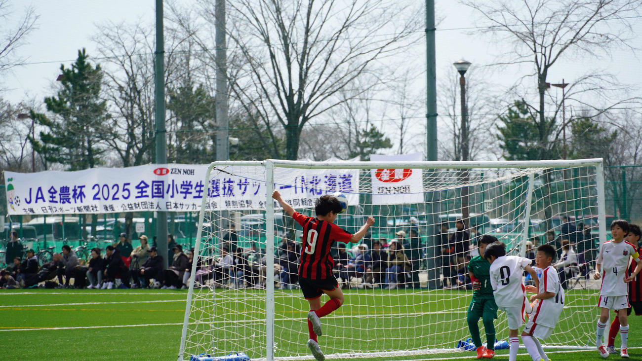 準決勝進出を果たした昨年北海道王者の北海道コンサドーレ札幌（赤）