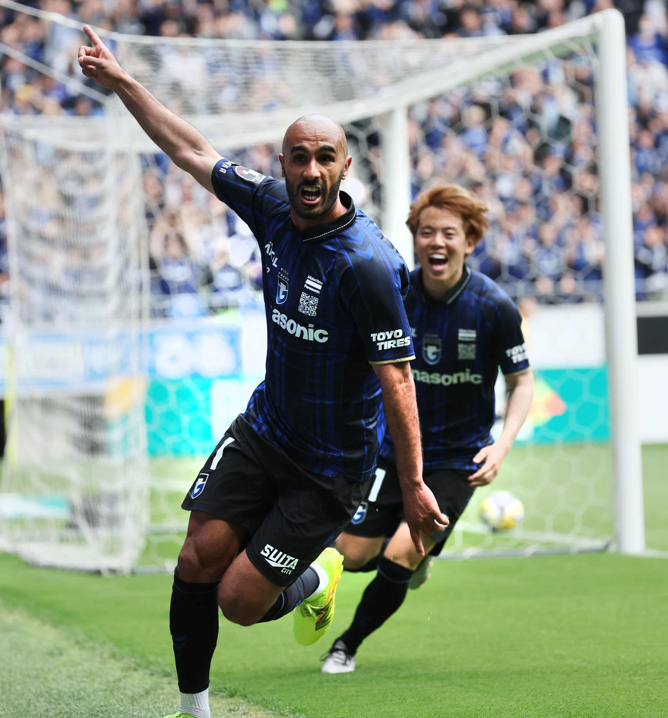 G大阪対名古屋　後半、G大阪イッサム・ジェバリ葉先制ゴールを決める（撮影・宮崎幸一）