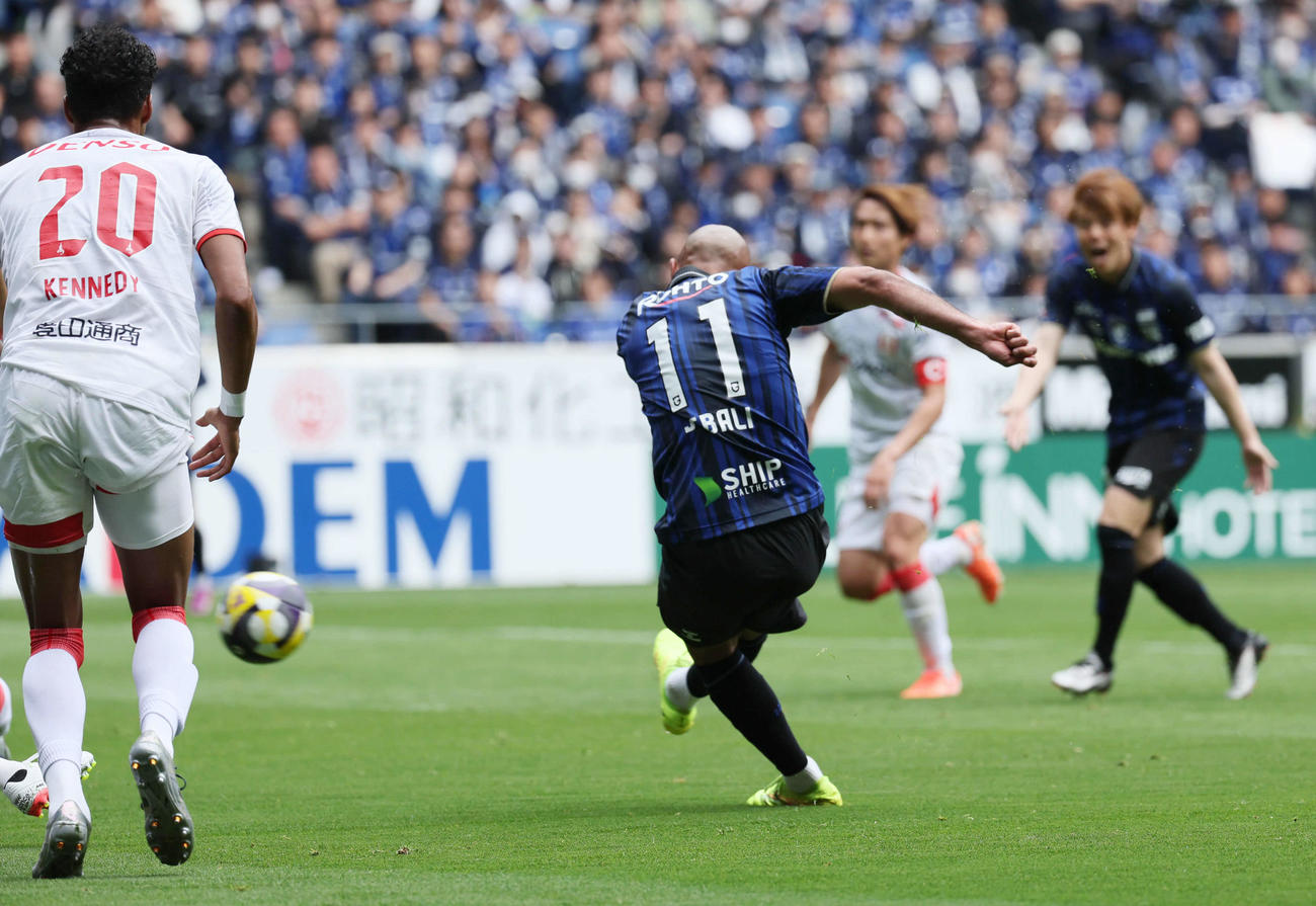 G大阪対名古屋　後半、G大阪イッサム・ジェバリは先制ゴールを決める（撮影・宮崎幸一）
