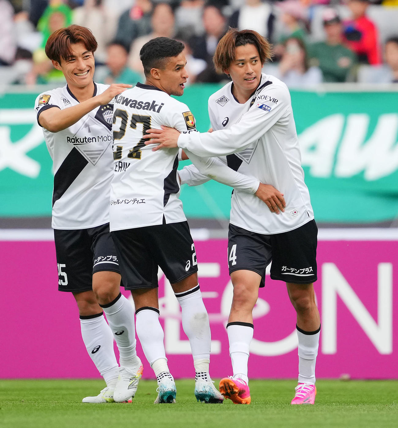 東京V対神戸　前半、先制ゴールを決めた神戸汰木（右）はアシストしたエリキ（中央）らと喜ぶ（撮影・垰建太）