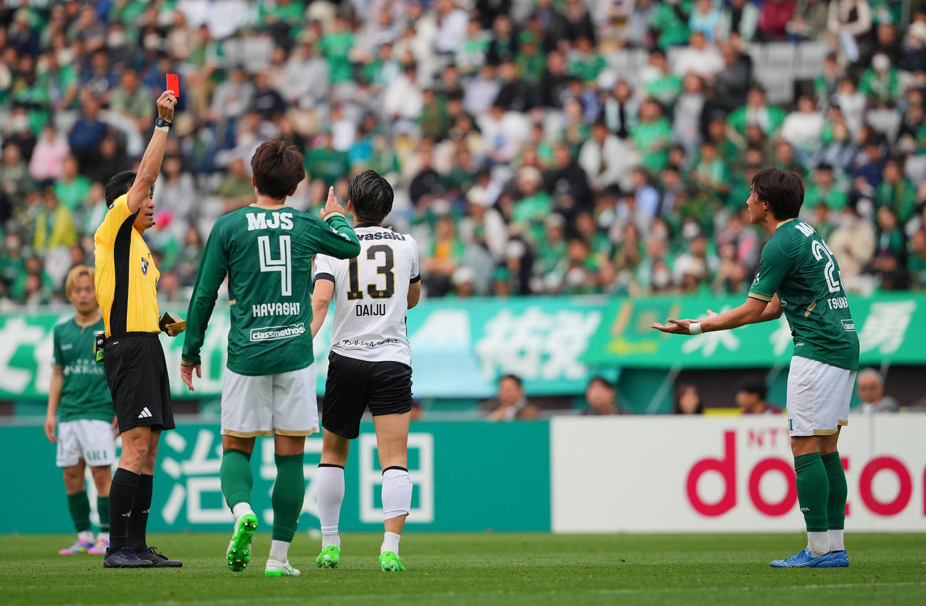 東京V対神戸　後半、この日2枚目のイエローカードを受け退場となる東京V綱島（右）（撮影・垰建太）