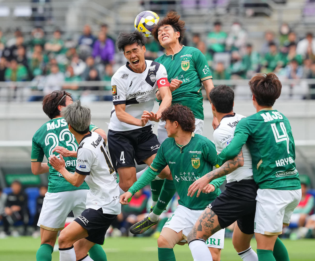 東京V対神戸　前半、CKからの空中戦で競り合う神戸山川（中央左）と東京V染野（撮影・垰建太）