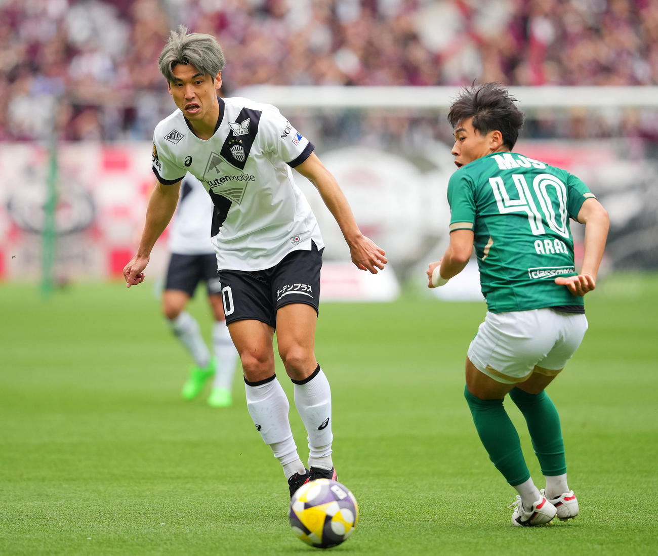 東京V対神戸　前半、パスを出す神戸大迫（左）（撮影・垰建太）