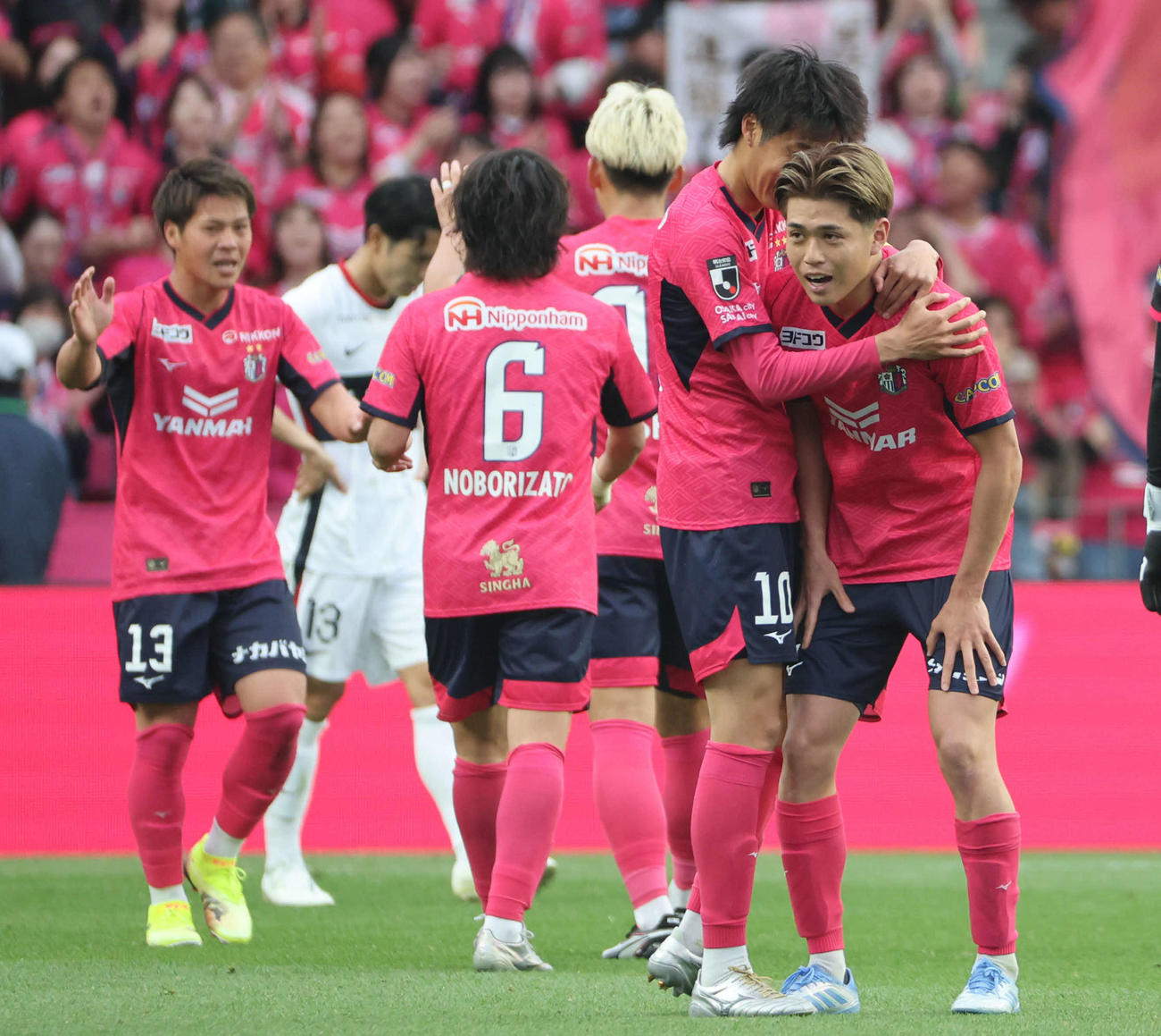 C大阪対鹿島　勝利の瞬間決勝ゴールを決めたC大阪進藤（右）は田中に抱きつかれる（撮影・西尾就之）