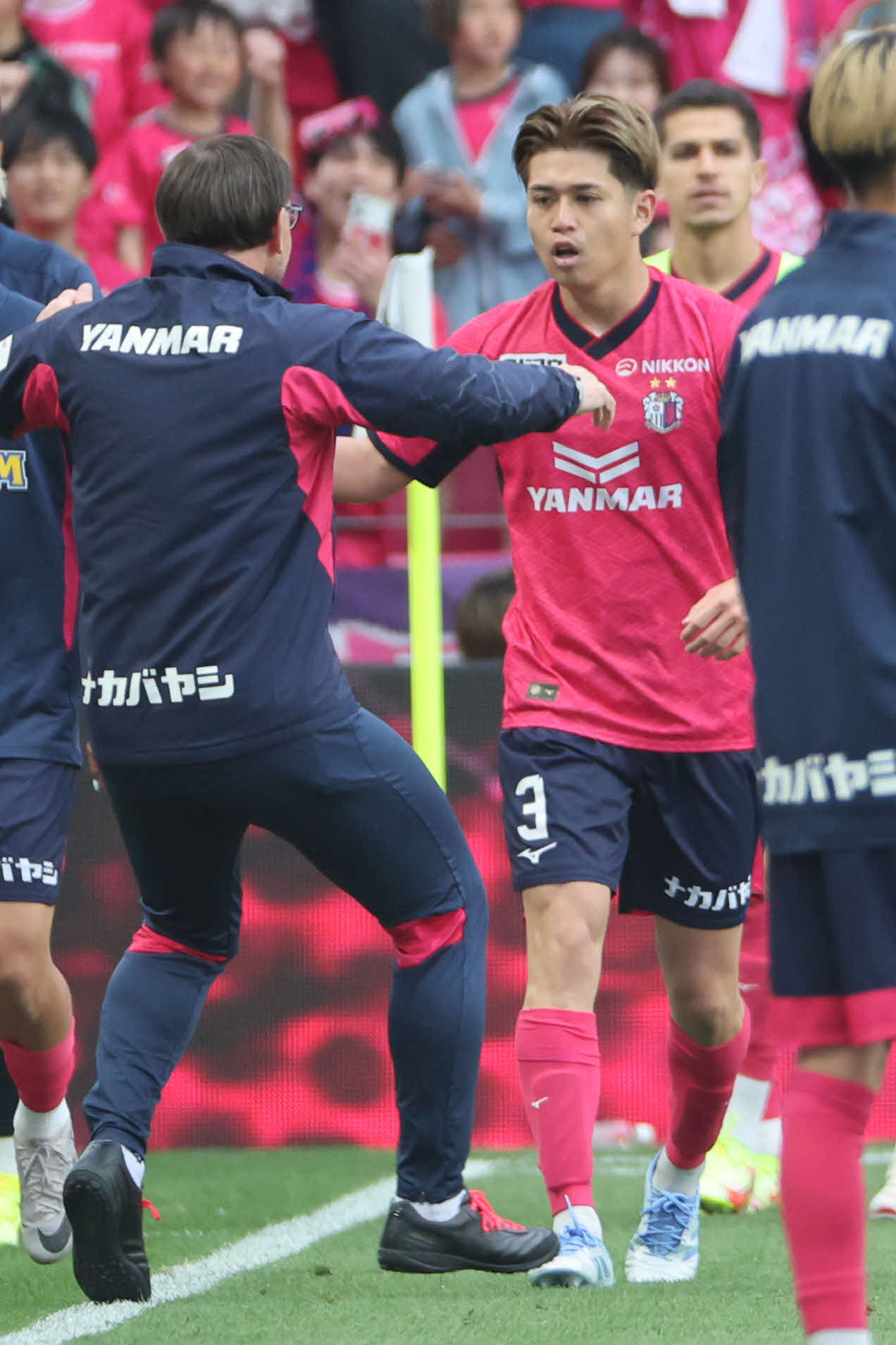 C大阪対鹿島　後半、決勝ゴールを決めたC大阪進藤はスタッフの出迎えを受ける（撮影・西尾就之）