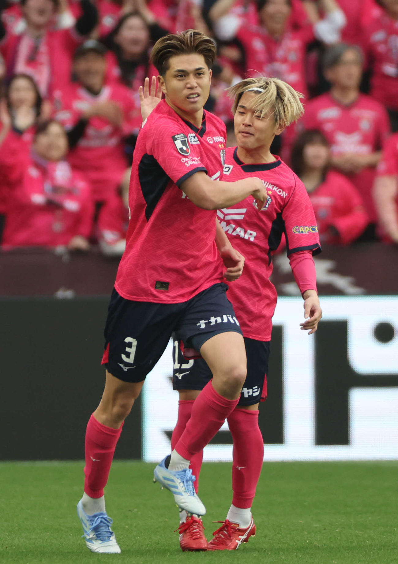 C大阪対鹿島　後半、決勝ゴールを決めたC大阪進藤（左）は本間の祝福を受ける（撮影・西尾就之）