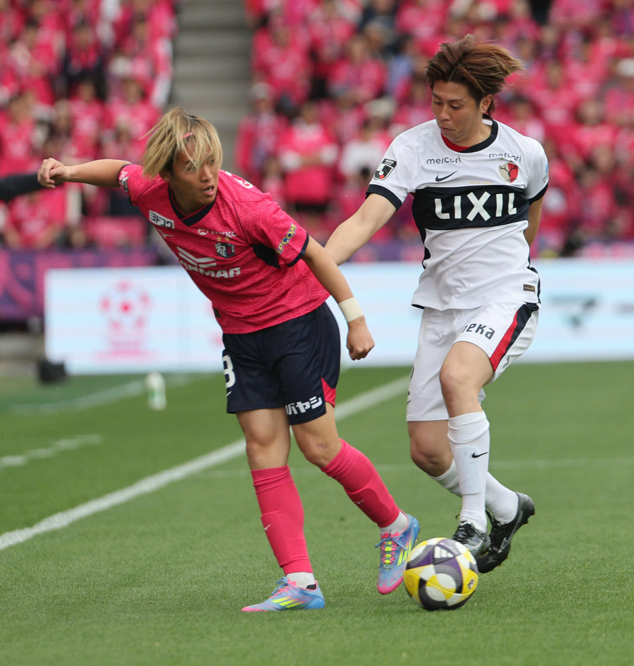 C大阪対鹿島　前半、パスを出すC大阪北野（左）。右は安西（撮影・西尾就之）