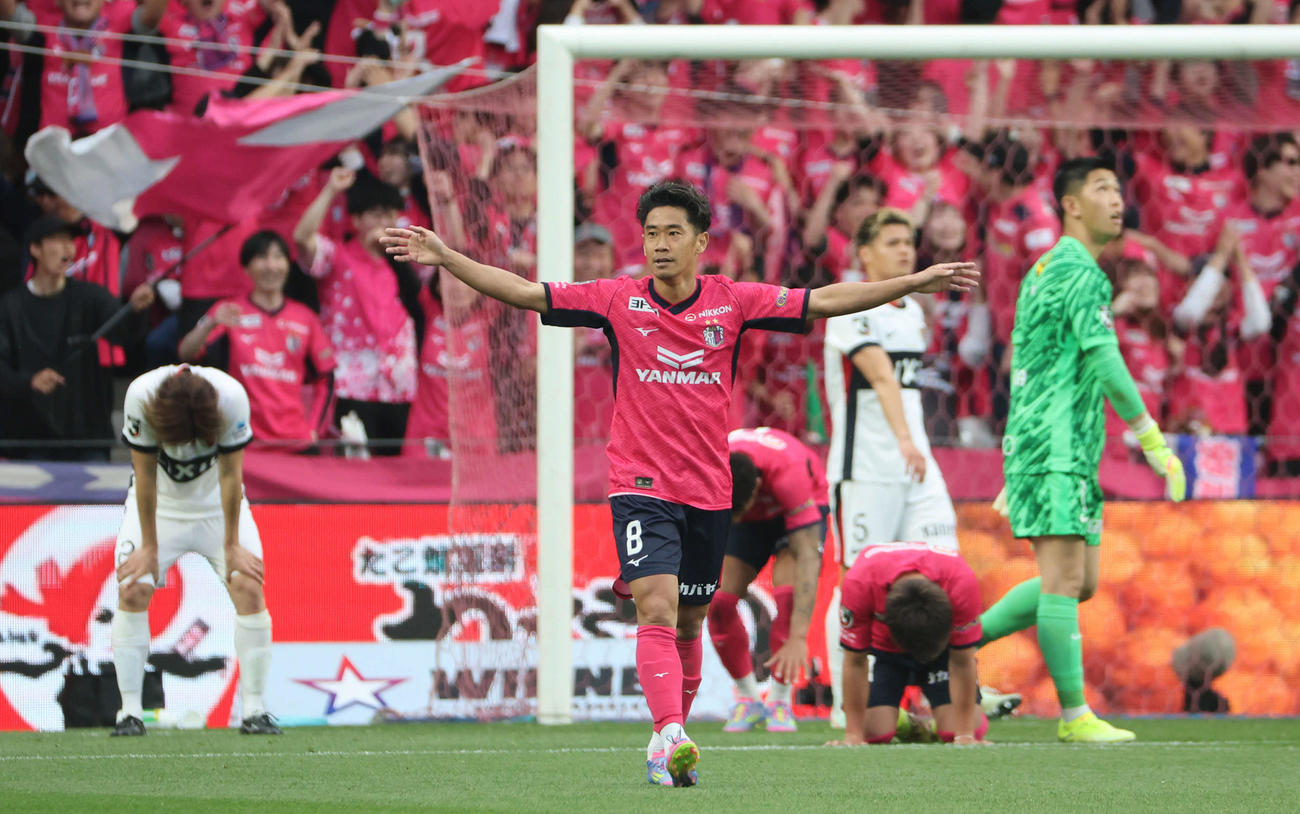 C大阪対鹿島　勝利の瞬間両手を広げて喜ぶC大阪香川（撮影・西尾就之）