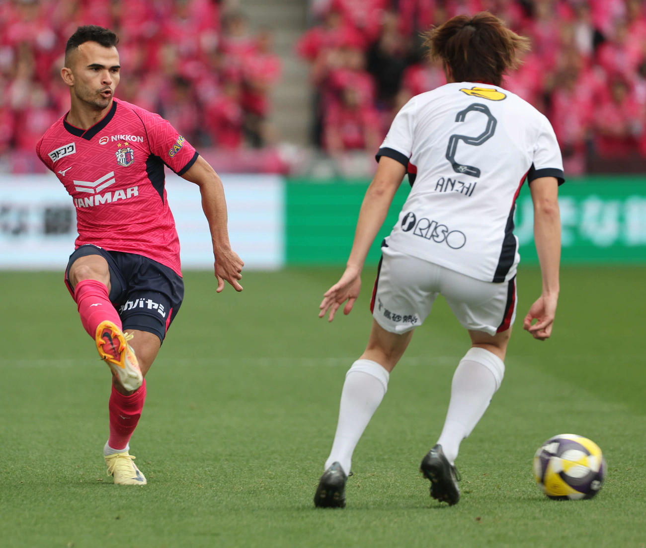 C大阪対鹿島　前半、パスを出すC大阪ルーカス（撮影・西尾就之）